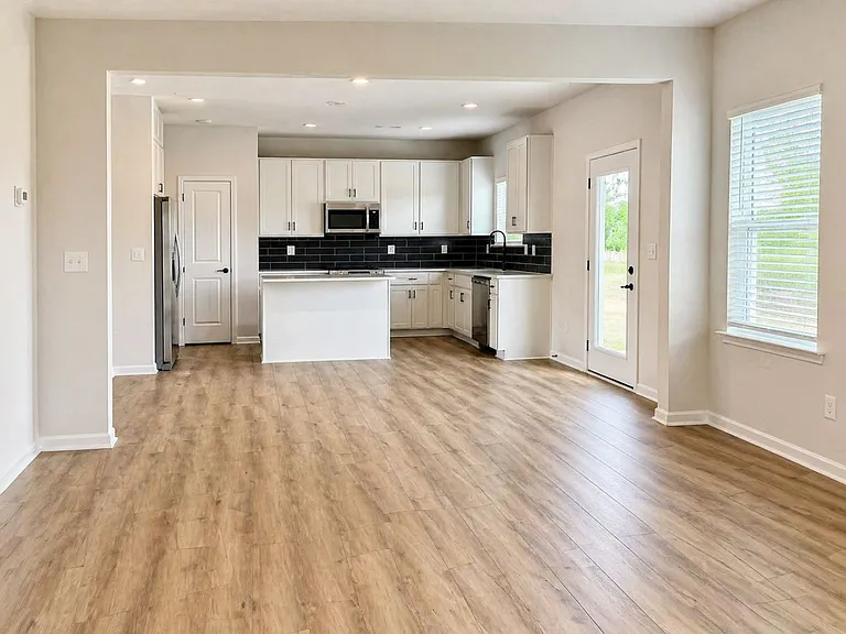 524 Lively Cres — Photo 4