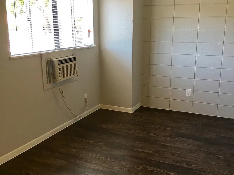 Elmwood Pl. Apts. — Photo 24
