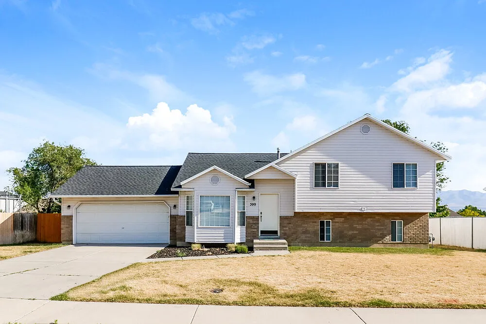 4 bed, 2.0 bath, 2546 sqft, $2,715 — Photo 1