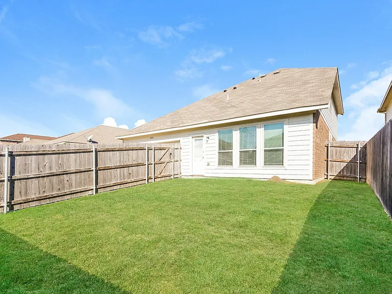 1850 Cross Oaks Dr — Photo 3
