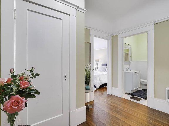 4th image of 903 Pine St #40