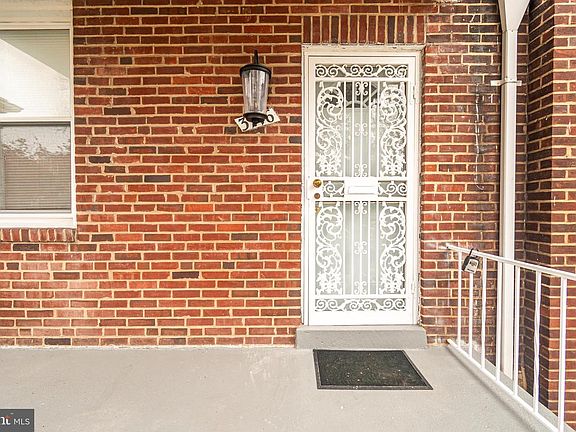4th image of 3716 Columbus Dr