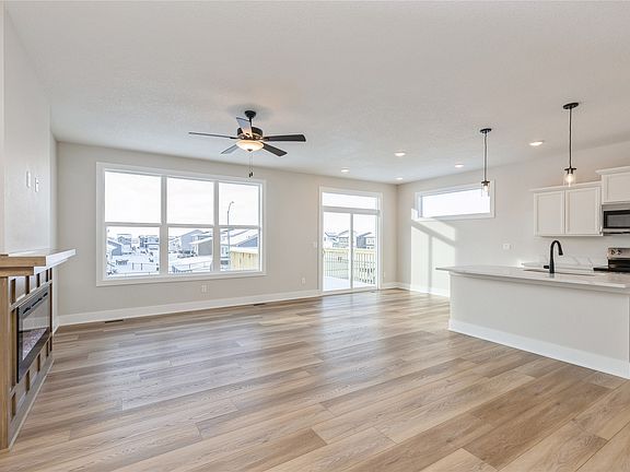 4th image of 410 NE Country Meadow Dr