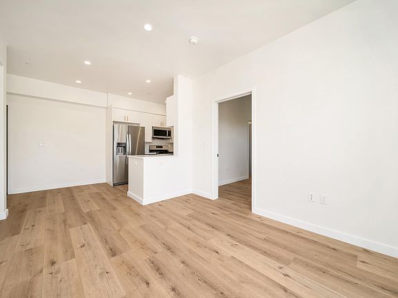 5th image of 11502 Cumpston St #204