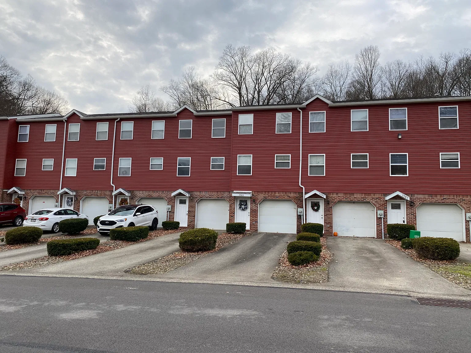 2 bed, 1.5 bath, 1000 sqft, $1,100 — Photo 1