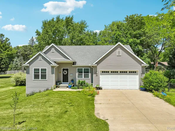 225 E Caledonia St, Howell, MI 48843