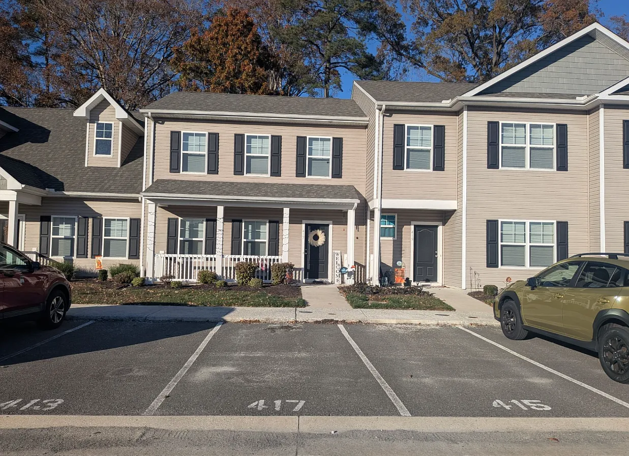 3 bed, 2.5 bath, 1352 sqft, $1,900 — Photo 1