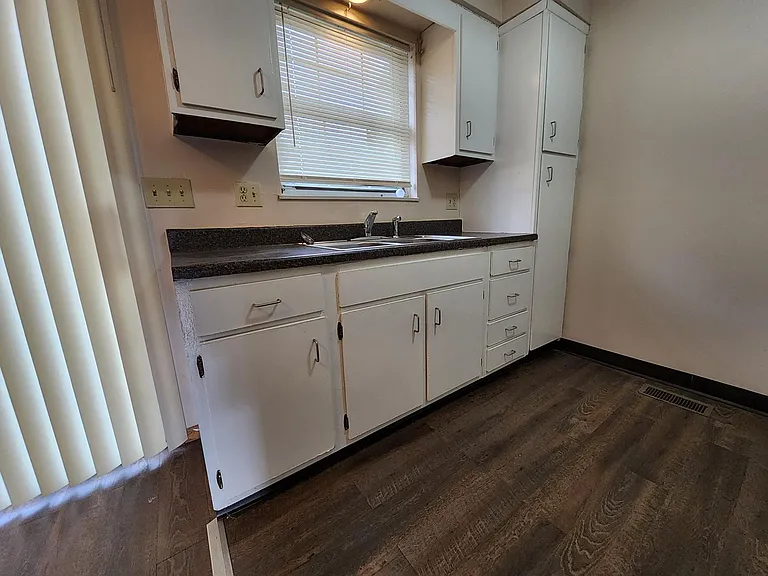 1670 Colonial Dr — Photo 3
