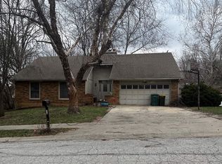 116 Bittersweet Ln, Lansing, KS 66043