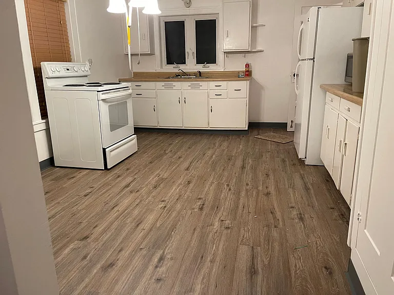 896 E Aurora Rd — Photo 4