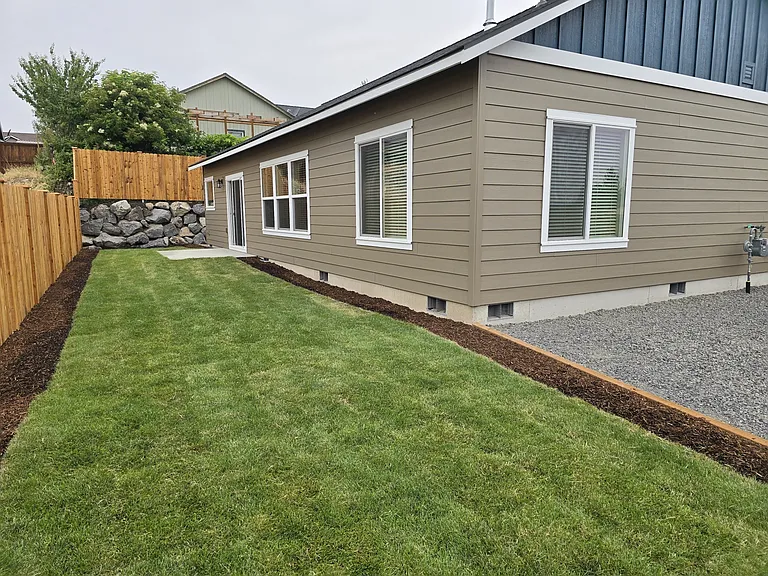 579 SW H St — Photo 14