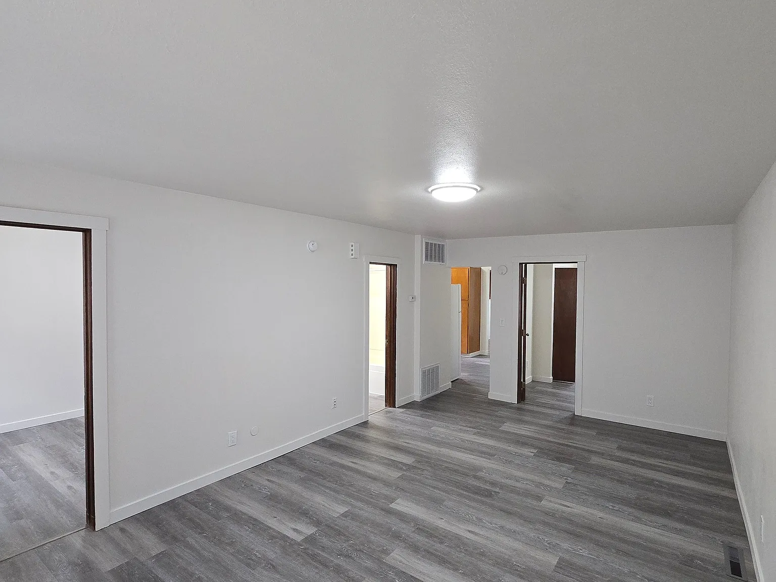 2 bed, 1.0 bath, 888 sqft, $1,050 — Photo 4