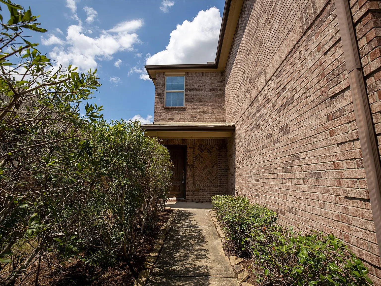 4 bed, 2.5 bath, 2500 sqft, $2,200 — Photo 2