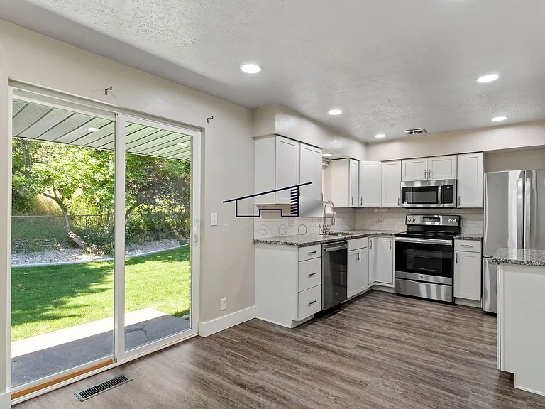 1334 Henderson Dr — Photo 7