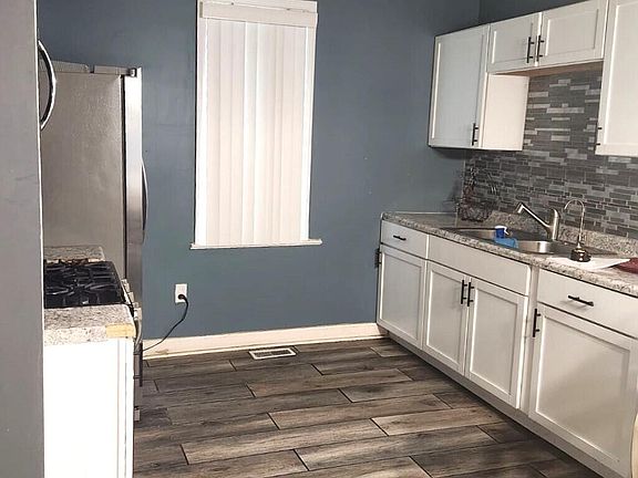 3rd image of 5016 Magoun Ave