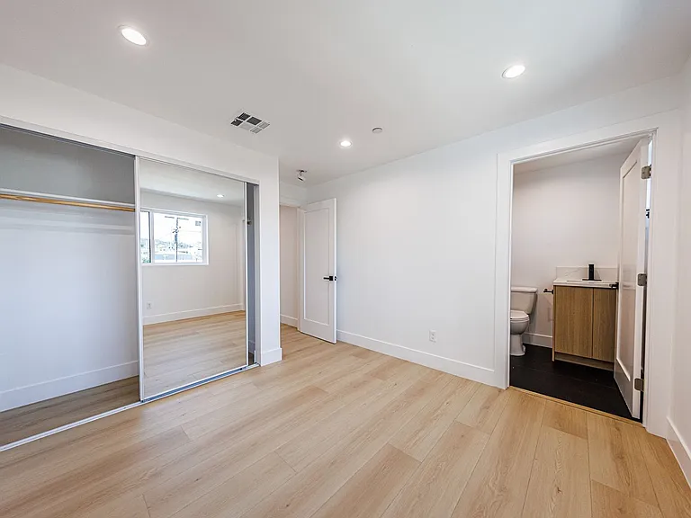 2938 S. Sycamore Ave — Photo 44