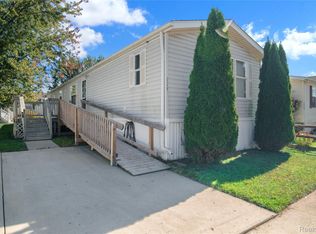 23467 Manor Rd N, New Boston, MI 48164