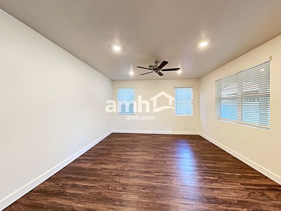 4th image of 622 W Harbor Dr