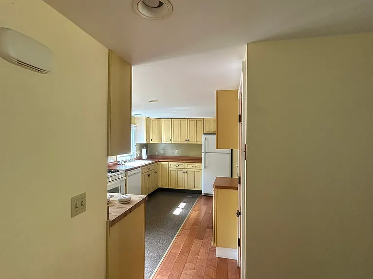 560 S East St — Photo 16