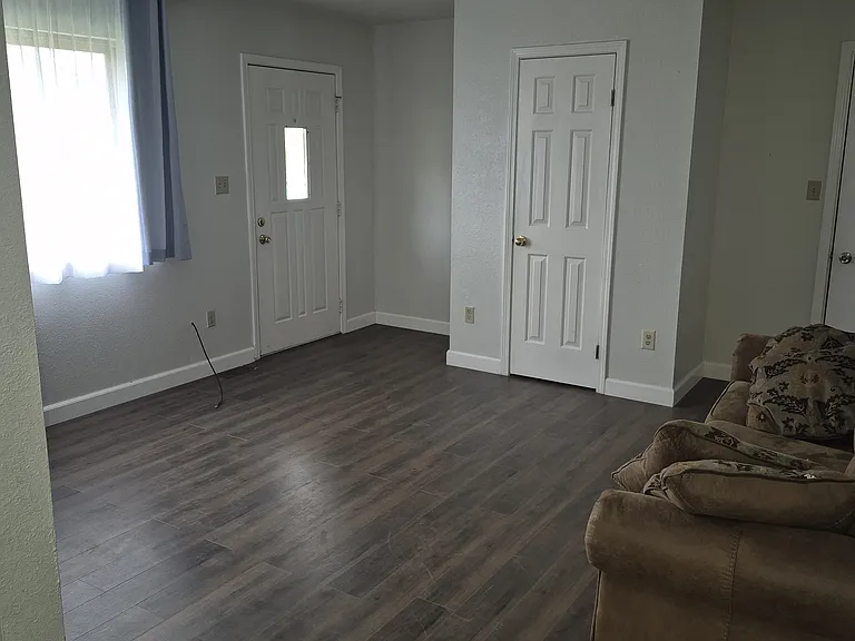 315 Thurlow Ave #B — Photo 1