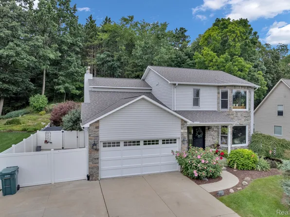 118 Jamestown Dr, Metamora, MI 48455