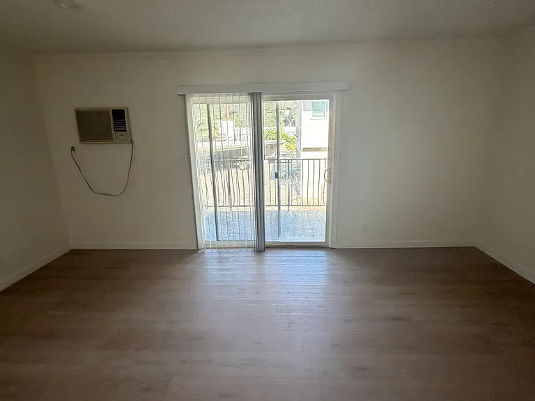 2733 Montrose Ave #7 — Photo 4