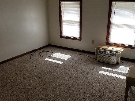 Living Room (12" x11'4")