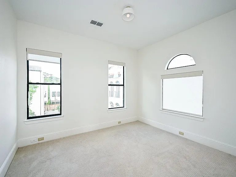 1825 W 24th St — Photo 24