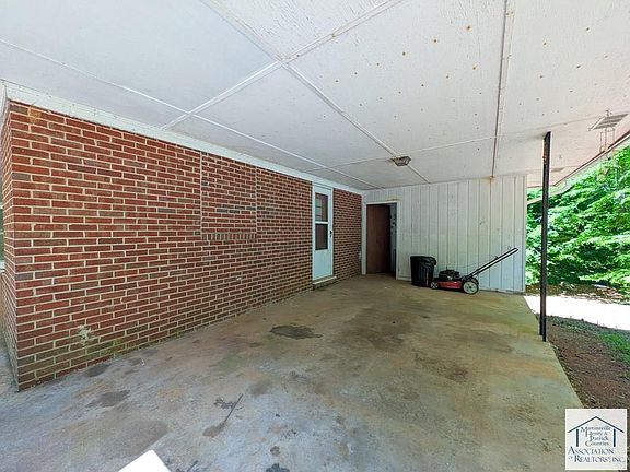 4th image of 140 Beverly Ln
