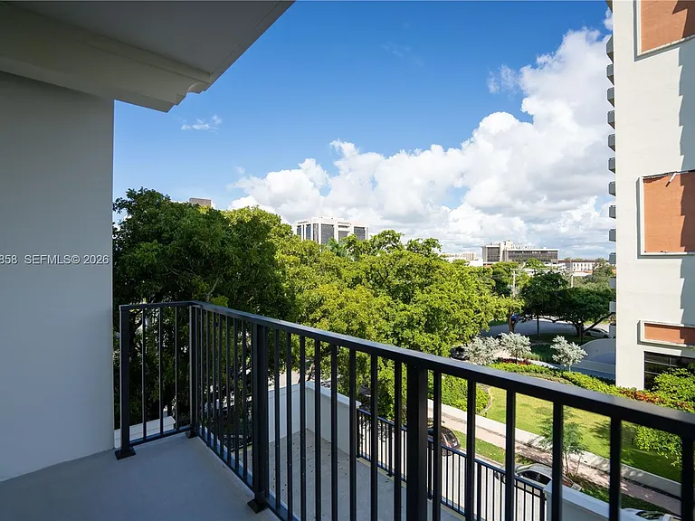 1091 Galiano St #404 — Photo 4