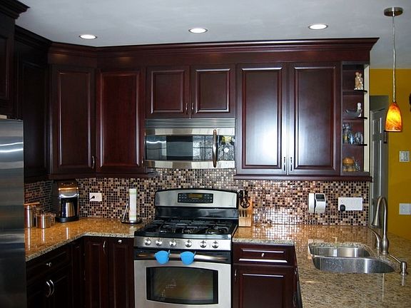 Stainless Steel Appliances : Dual-fuel gas range with convection oven. Advantium microwave.
