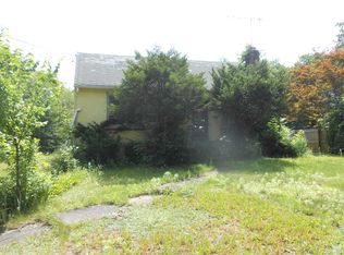 132 Old Quaker Ln, Hyde Park, NY 12538