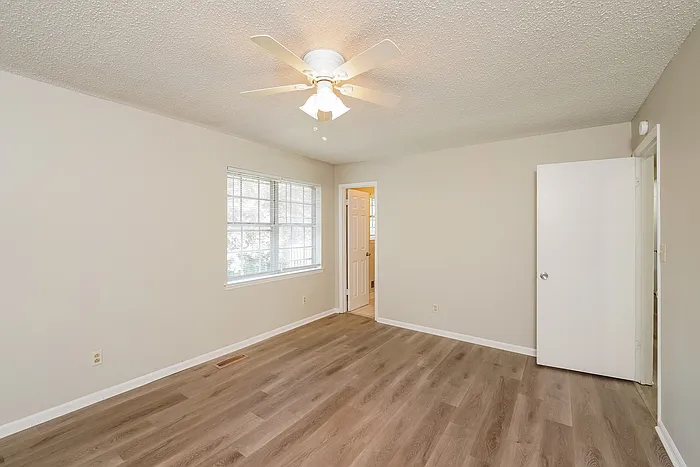 611 Ashwood Ln — Photo 5