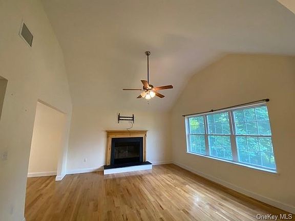 4th image of 43 Donna Chrystie Ln