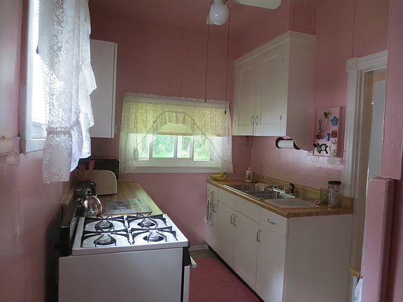 4th image of 301 Maple Ave