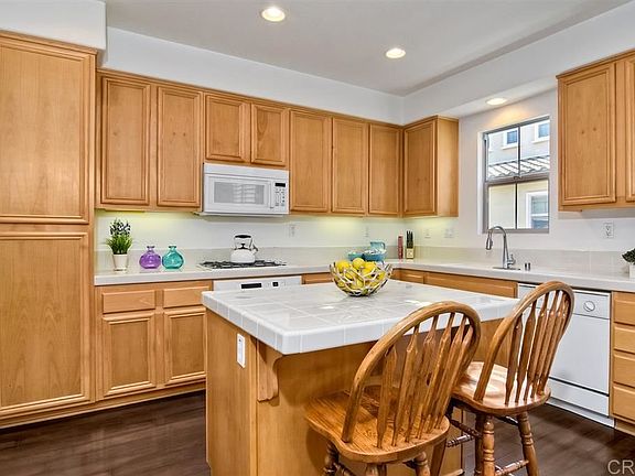 4th image of 382 Bishop Dr