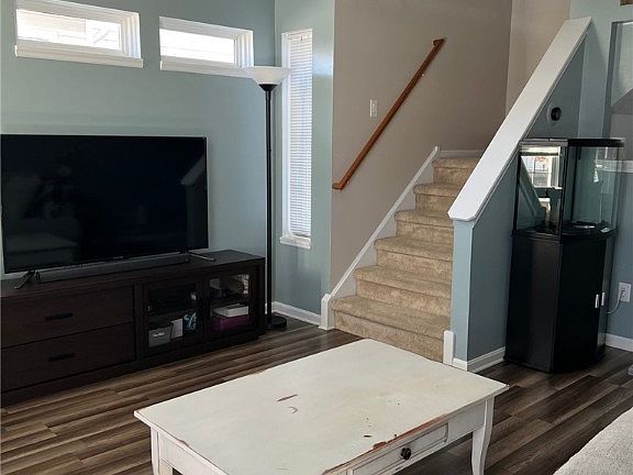 5th image of 300 Ivy Ln #19