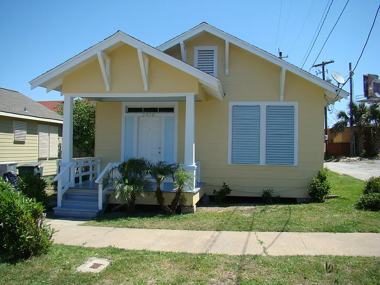 2410 31st St — Photo 1