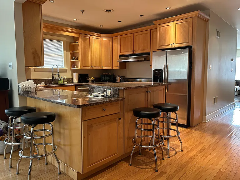 Gorgeous Chefs Kitchen w/
Granite Island & Bar