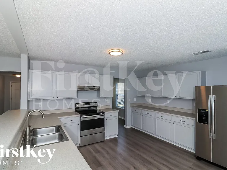 1033 Sycamore Ln — Photo 4