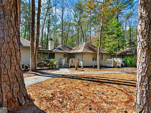 3rd image of 2243 Maple Ln
