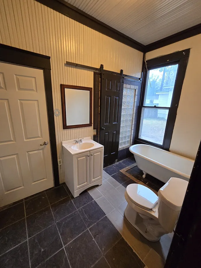 3 bed, 3.0 bath, 2700 sqft, $2,100 — Photo 4