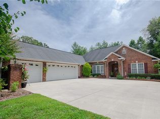 8 Paddock Ln, Thomasville, NC 27360