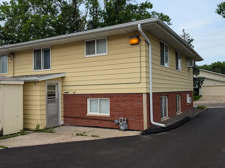 Rear entry (north side)