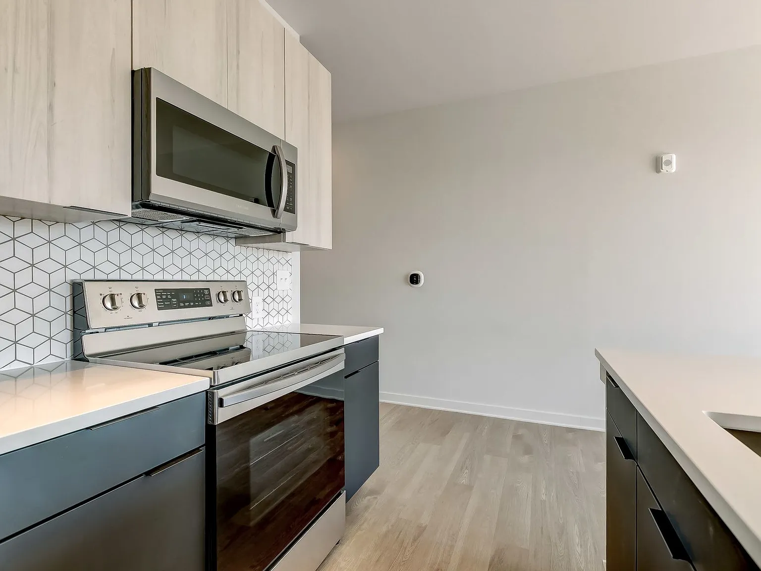 115 W Hamburg — Photo 2