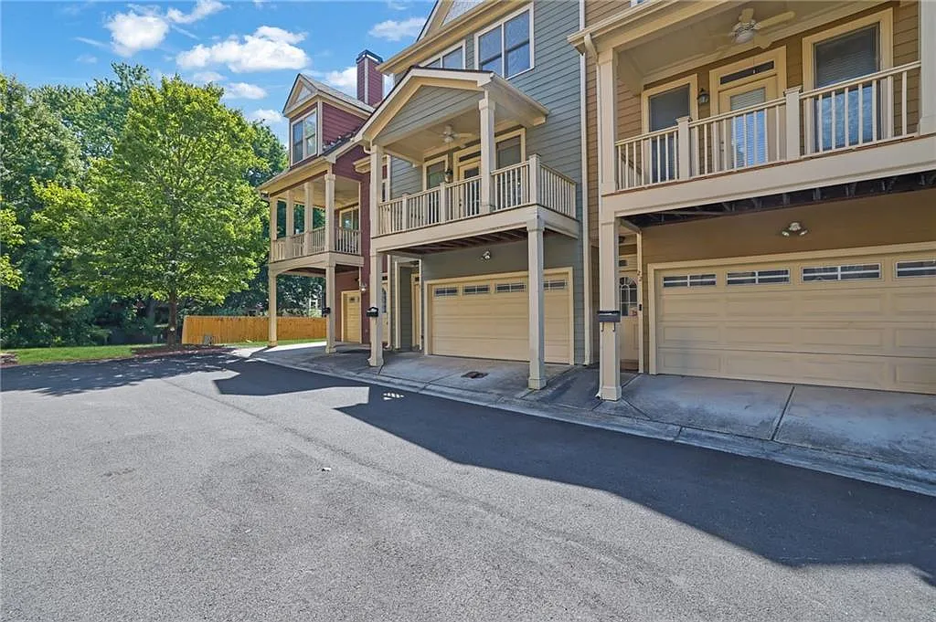 1079 Marietta Blvd NW — Photo 2