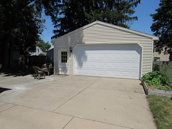 3rd image of 1017 Kelsey St NE