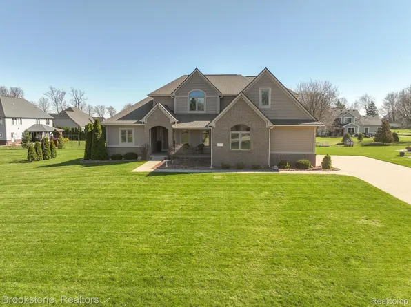 897 Moldovia Dr, White Lake, MI 48386