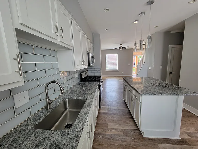 472-482 Carpenter St — Photo 40