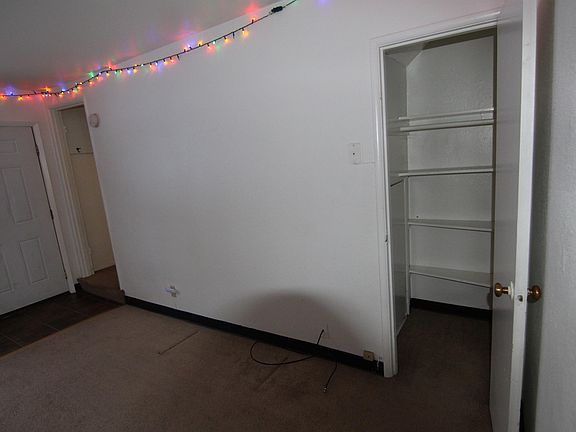 4th image of 82 Dunbar Ave W